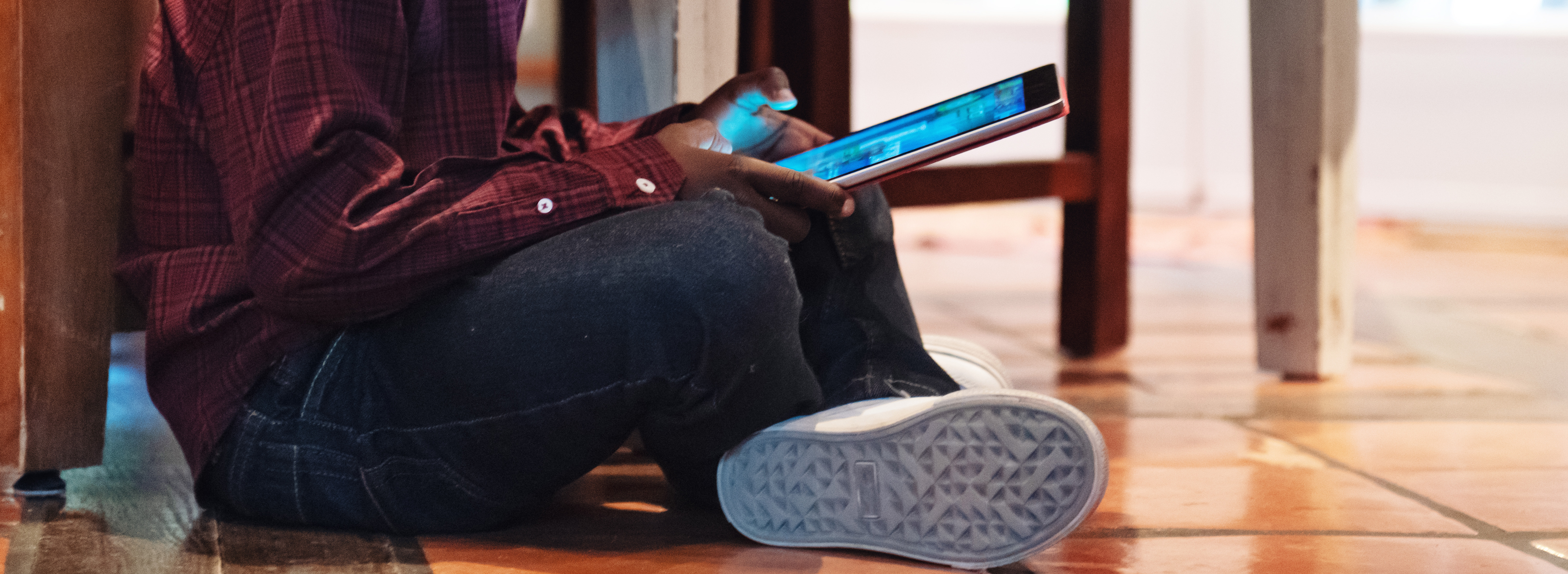 Enfant avec une tablette