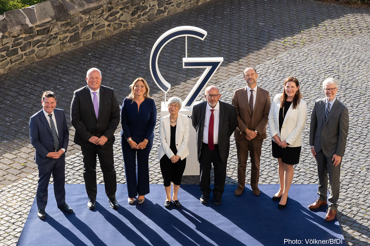 Le commissaire Dufresne avec ses homologues responsables de la protection des données et de la vie privée des pays membres du G7 à Bonn, en Allemagne.
