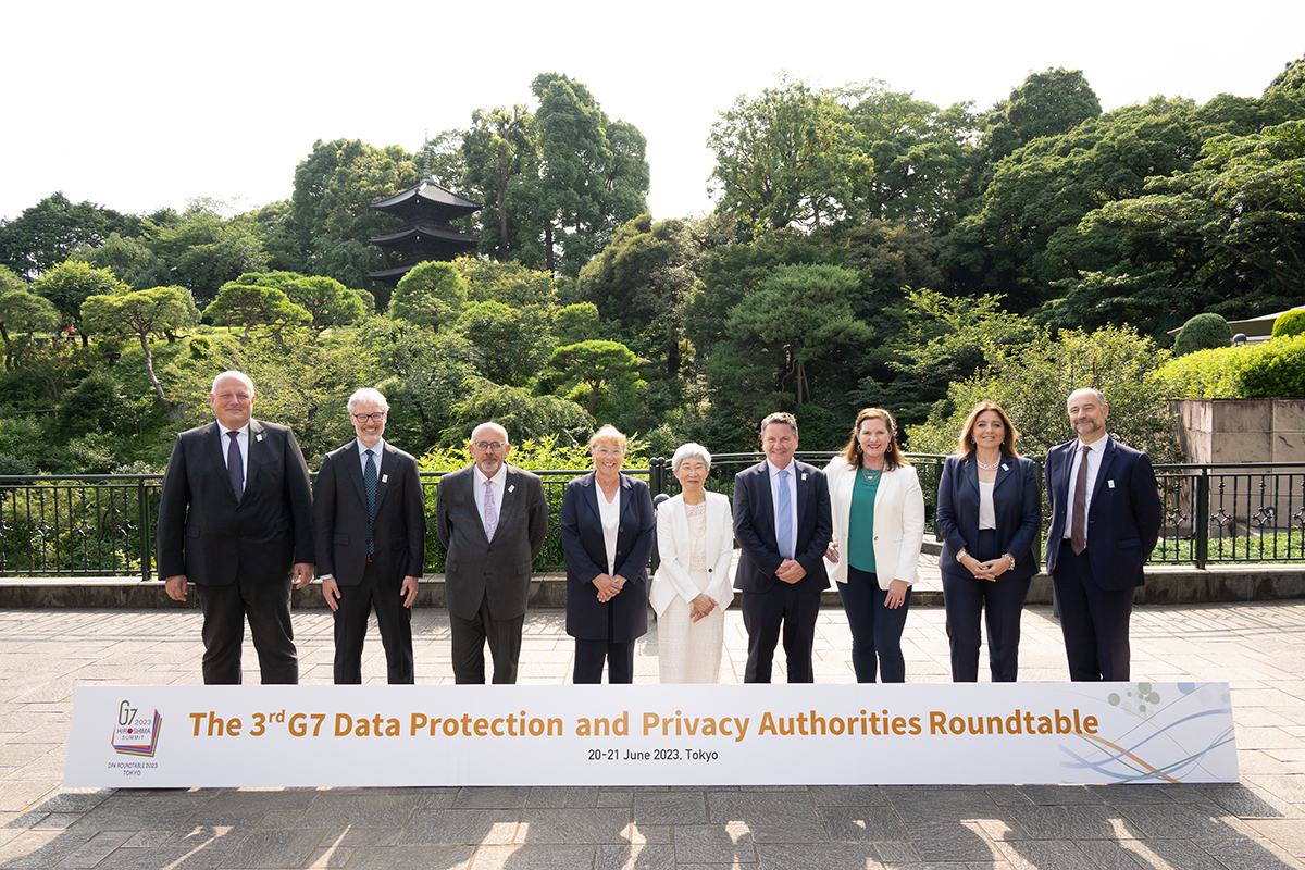 Le commissaire Dufresne avec ses homologues responsables de la protection des données et de la vie privée des pays membres du G7 à Tokyo.