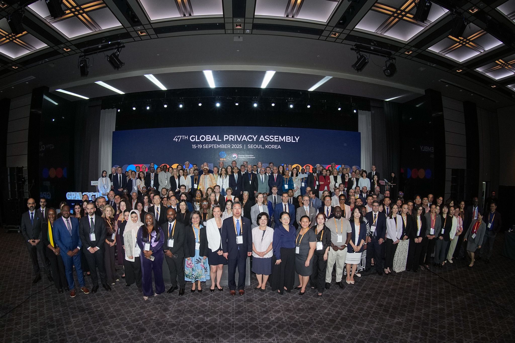 Participants à la 47e conférence de l'Assemblée mondiale pour la protection de la vie privée à Séoul, en Corée du Sud.