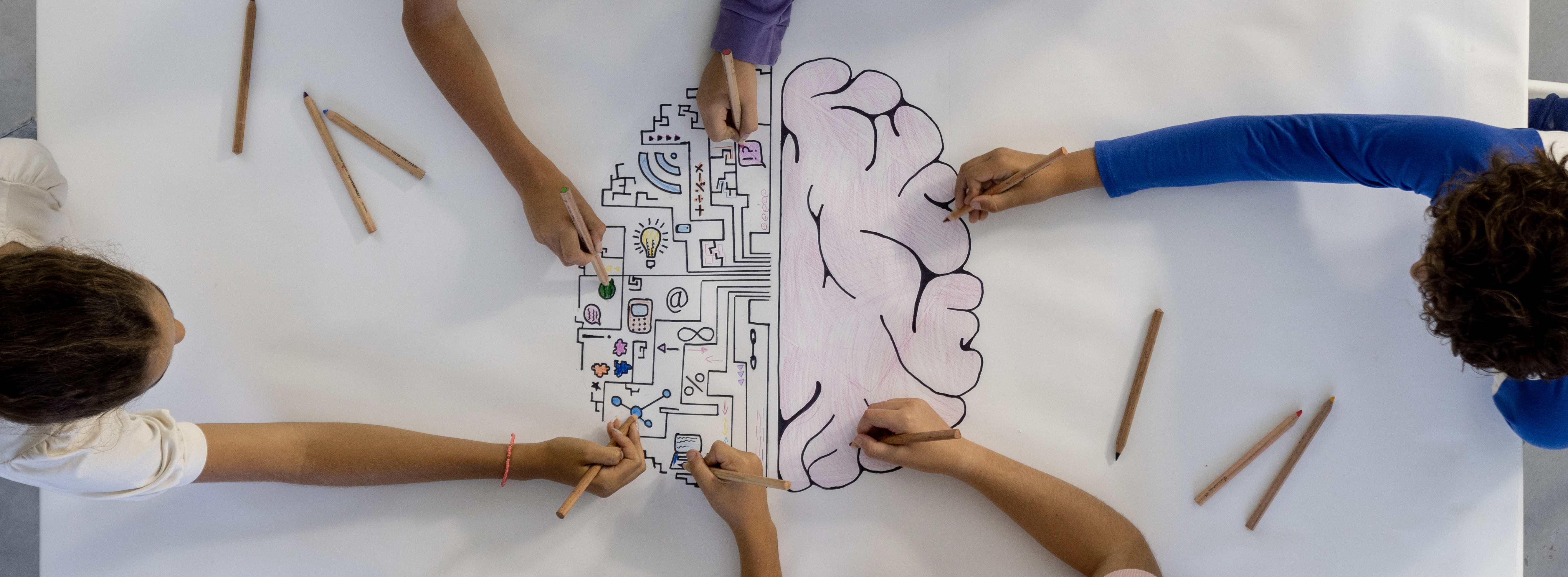 Jeunes qui dessinent
